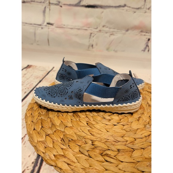 Bernie Mev Women's Blue Laser Cut Flower Slip On Tulum Leather Sz 7 NIB - Picture 9 of 11